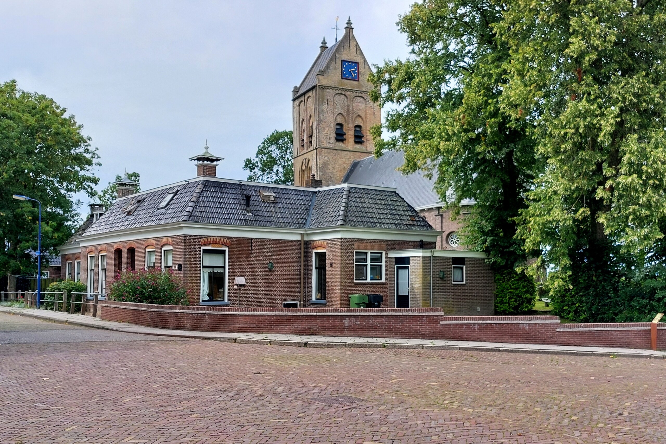 De Tsjerkebuorren in Spannum met de kerktoren