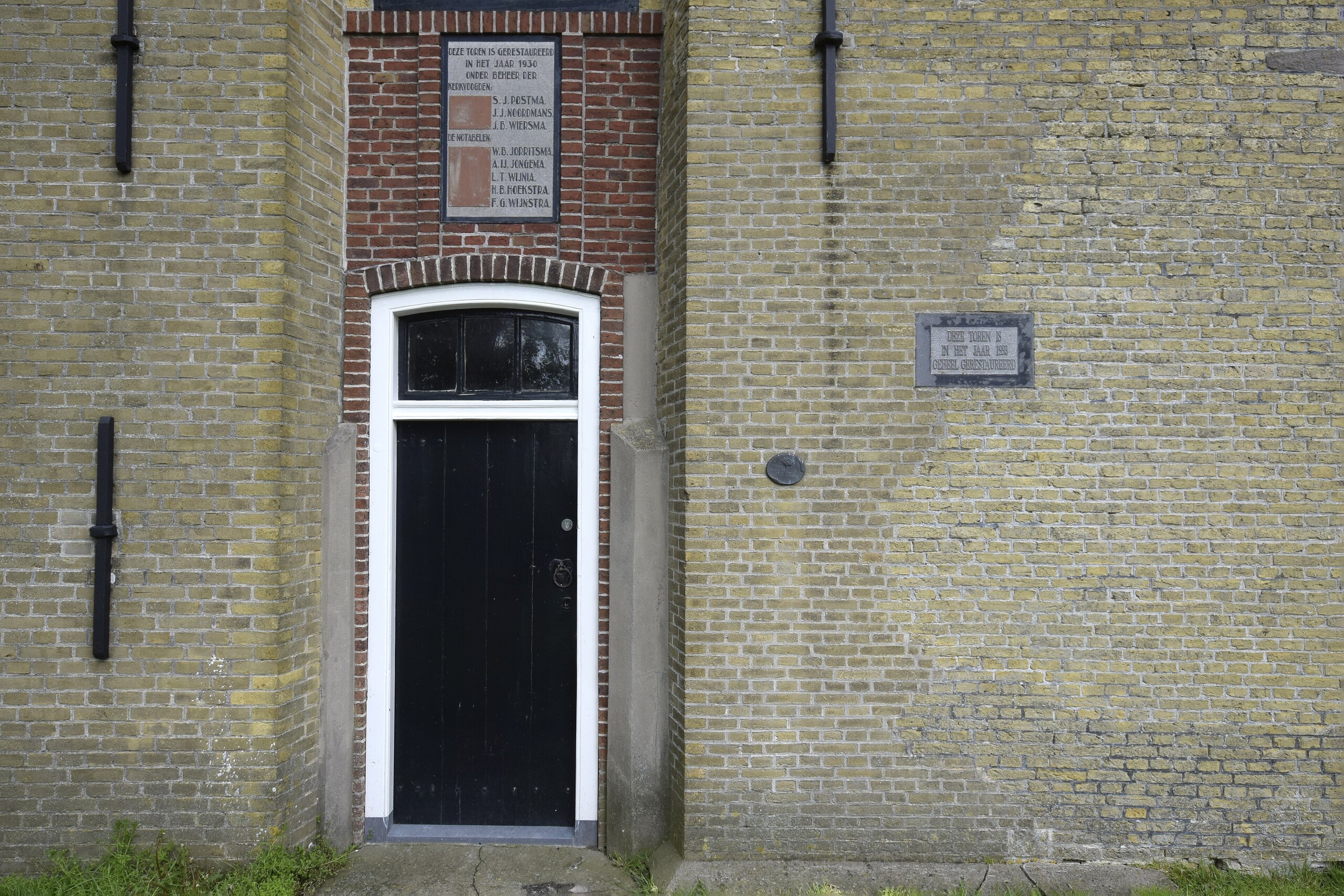 De ingang van de kerk van Spannum